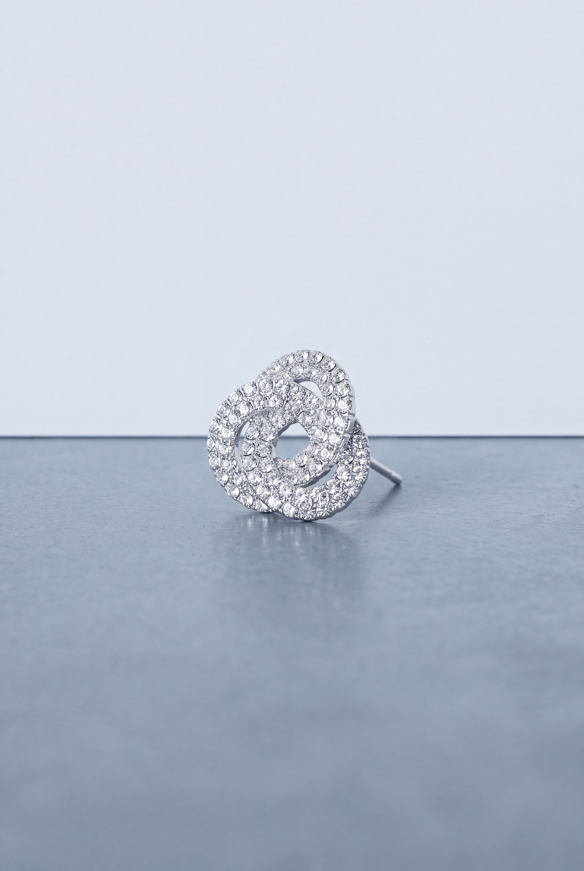 The Sculptural Strass Knot